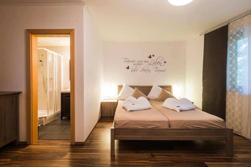 Pension Julia & Haus Elisabeth - Wallner'S Hofheuriger & Weinhof Mörbisch am See Eksteriør bilde